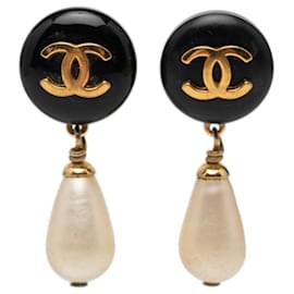 Orecchini a goccia in resina e perle finte placcati oro CC di Chanel