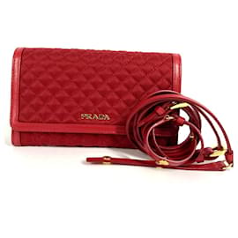 Portafoglio a catena trapuntato Prada in rosso