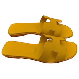Sandali Hermès Oran in pelle gialla
