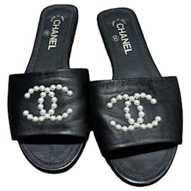 Sandali in pelle nera Chanel con perle CC