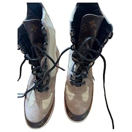 Botines Louis Vuitton de piel beige