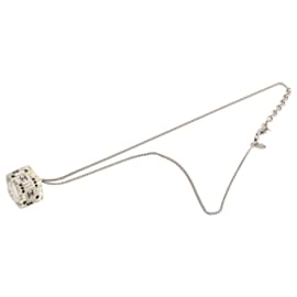 Collana con pendente a cubo in acrilico placcato in ottone argento CC di Chanel