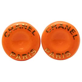 Orecchini rotondi a clip in resina arancione con logo Chanel