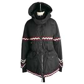 CHAQUETA PUFFER NEGRA DE CHANEL CON CAPUCHA TAMAÑO 46 EN MUY BUEN ESTADO