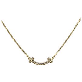 Pendente Mini T Smile di Tiffany & Co. in oro giallo 18K