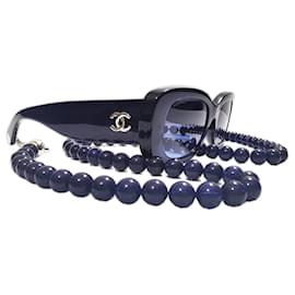 Gafas de sol rectangulares Chanel azul marino con un collar de perlas - 5488 - c.503/S2