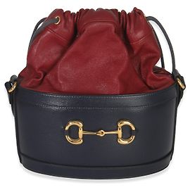 Bolsa bucket com cordão em couro de bezerro vermelho e marinho Horsebit 1955 da Gucci