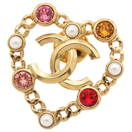 Spilla a forma di cuore con perle finte e strass placcata in oro CC di Chanel