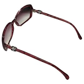 Occhiali da sole Chanel in acetato rosso