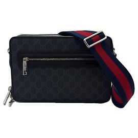 Borsa a tracolla media GG Supreme di Gucci