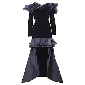 Robe en velours noir Yves Saint Laurent avec épaules à volants et jupe asymétrique