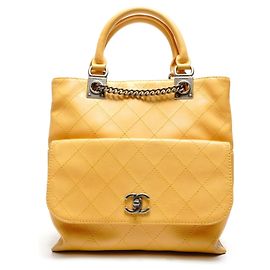 Borsa a mano bicolore in metallo gun di Chanel in giallo