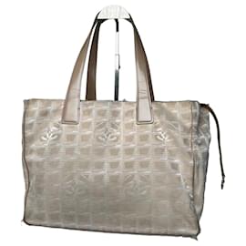 Borsa tote in tela e pelle beige della nuova linea di viaggio Chanel Monogram vintage