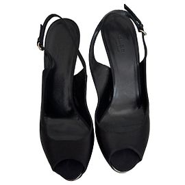 Sandali slingback Gucci in raso nero con tacco metallico