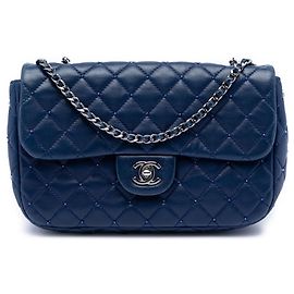 Chanel Azul Pequena Bolsa Matelassê em Cordeiro Perolado com Aba Única