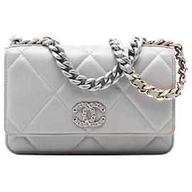 Chanel Graue Gequiltete Lammleder 19 Geldbörse mit Kette