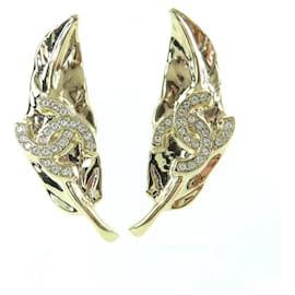 Brincos de ouro com design de folha e marca Coco da Chanel