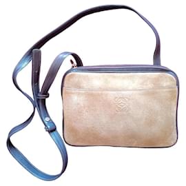 Borsa a spalla Loewe Anagram in suede dorato.