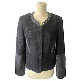 Kurze schwarze Maje-Jacke mit Nieten und Lederärmeln