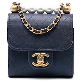 Chanel Mini Blau Gestepptes Ziegenleder Vertikale Chic Perlen Clutch mit Kette