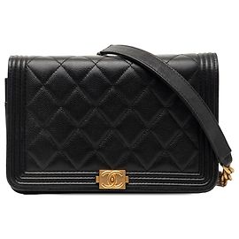 Portafoglio Boy in Caviar Nero Trapuntato di Chanel con Catena
