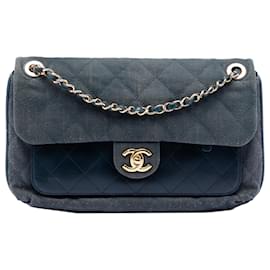 Chanel Blu CC in Denim Trapuntato e Pelle di Vitello con Tasca Frontale a Patta Singola