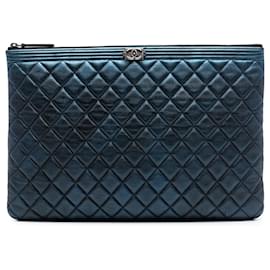 Chanel Blu Grande Clutch O in Pelle di Agnello Metallica Trapuntata Boy