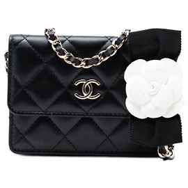 Kartenhalter mit Kette aus schwarzem, gestepptem Lammleder Camellia von Chanel