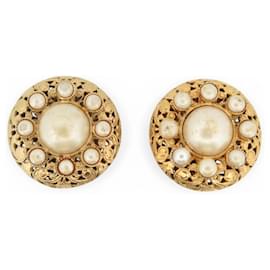 ORECCHINI VINTAGE CHANEL PERLE E METALLO DORATO AJOURE CIRCA 1960 - Chanel