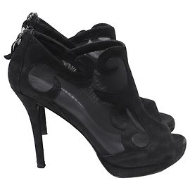Botas de tacón alto en cuero negro con acento de malla Showbiz de Stuart Weitzman
