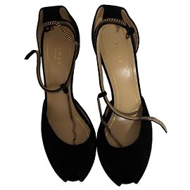 Gucci Sandali con tacco in camoscio nero con catena dorata