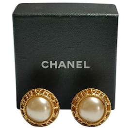 Orecchini a clip in perla finta a cerchio Chanel