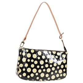LOUIS VUITTON Vernis Yayoi Kusama Pochette Accesorios Negro M91427 Auth 126419SAV