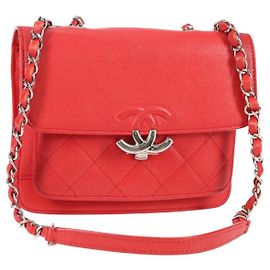 CHANEL Borsa a Spalla Matelassé in Pelle Rossa con Catena Argento CC Auth 138980M
