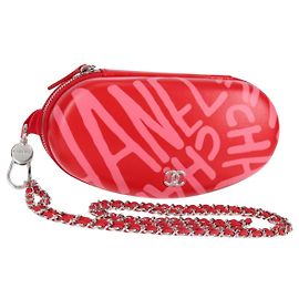 Custodia per occhiali da sole in pelle rossa CC Auth di CHANEL con catena bs24979SAM