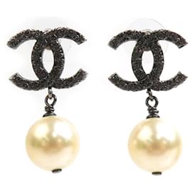 Orecchini in metallo gun e bianco sporco di Chanel