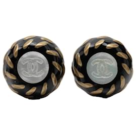 Orecchini a clip in resina nera e placcati oro CC di Chanel