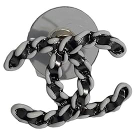 Orecchini intrecciati CC di Chanel in argento