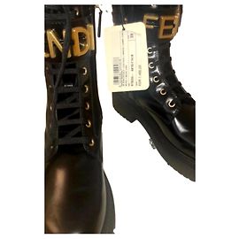 Botas Fendi de cuero negro con hebilla dorada 39