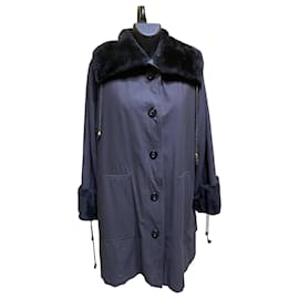 Manteau long en fourrure noire par Yves Saint Laurent
