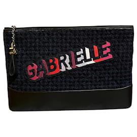 Clutch Chanel 2017 in tweed blu mezzanotte con logo Gabrielle sul davanti