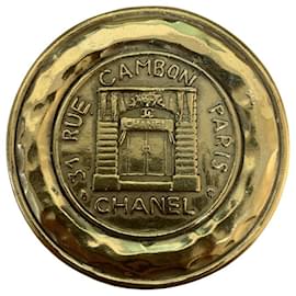 Broche ronde plissée dorée Chanel 31 Rue Cambon