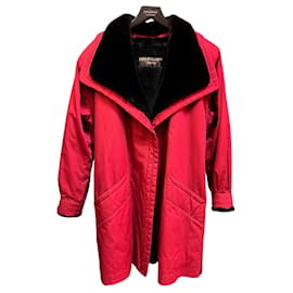 Manteau en fourrure rouge Yves Saint Laurent