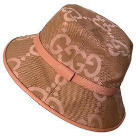 Cappello bucket Gucci GG Supreme in tela beige e pelle rosa
