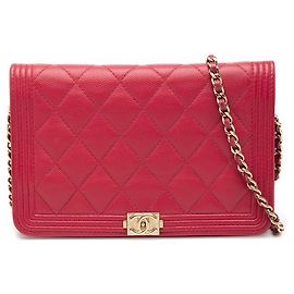 Chanel Rotes Gequiltetes Caviar Boy Wallet mit Kette
