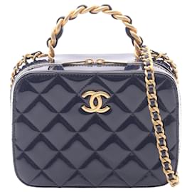 Beauty case trapuntata in vernice blu CC di Chanel