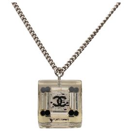 Halskette mit quadratischem Würfelanhänger mit dem Coco-Logo von Chanel
