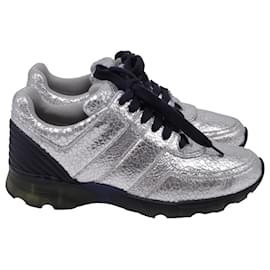 Sneakers Chanel CC con accenti screpolati in pelle di vitello metallica argento