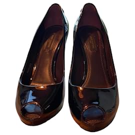 Louis Vuitton Lacklederschuhe mit Absatz in Auberginenfarbe