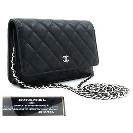CHANEL Geldbörse mit Kette aus genarbtem Kalbsleder in Schwarz